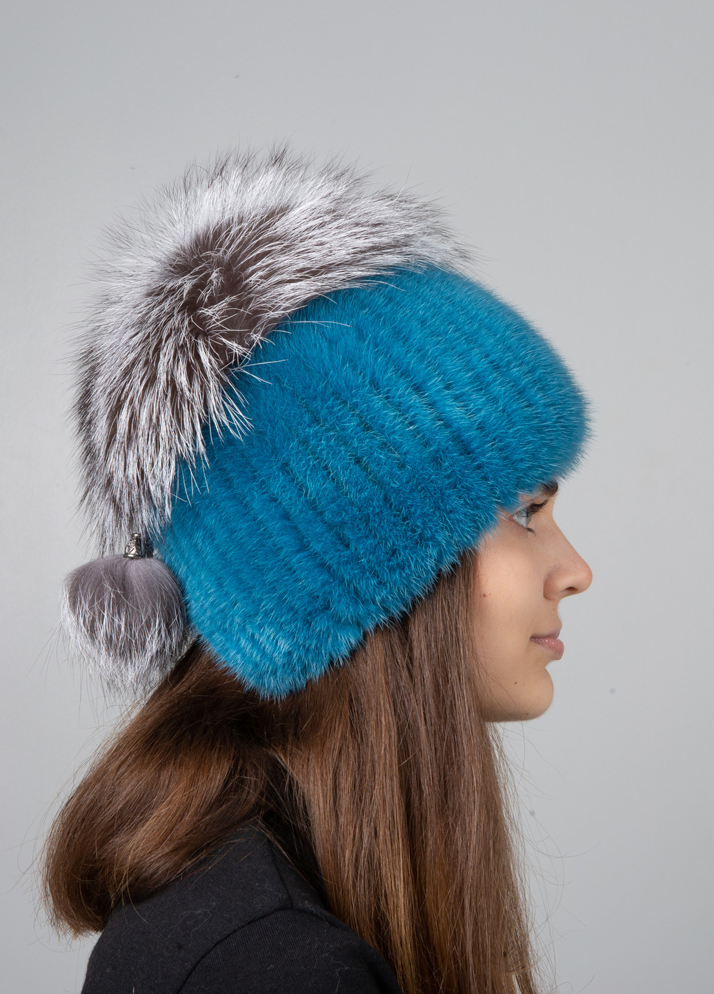Жіноча зимова шапка біні з натурального хутра норки з великим помпоном з лисиці. Меховой Стиль шарик (254916462)