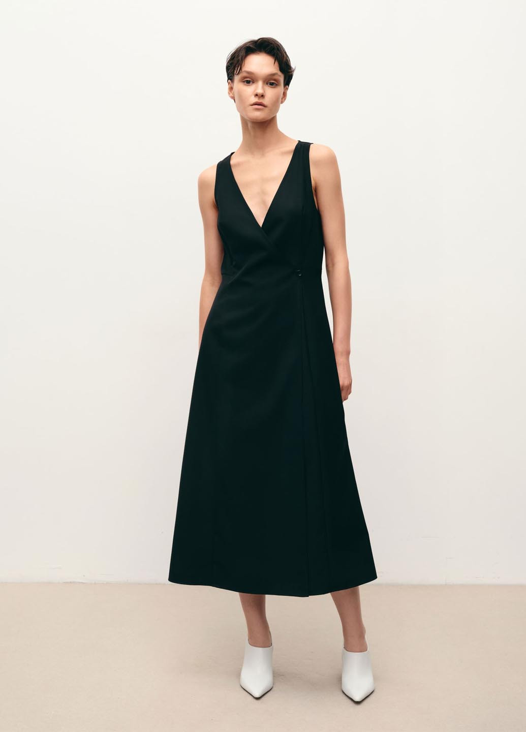 Черное кэжуал платье на запах JUL однотонное