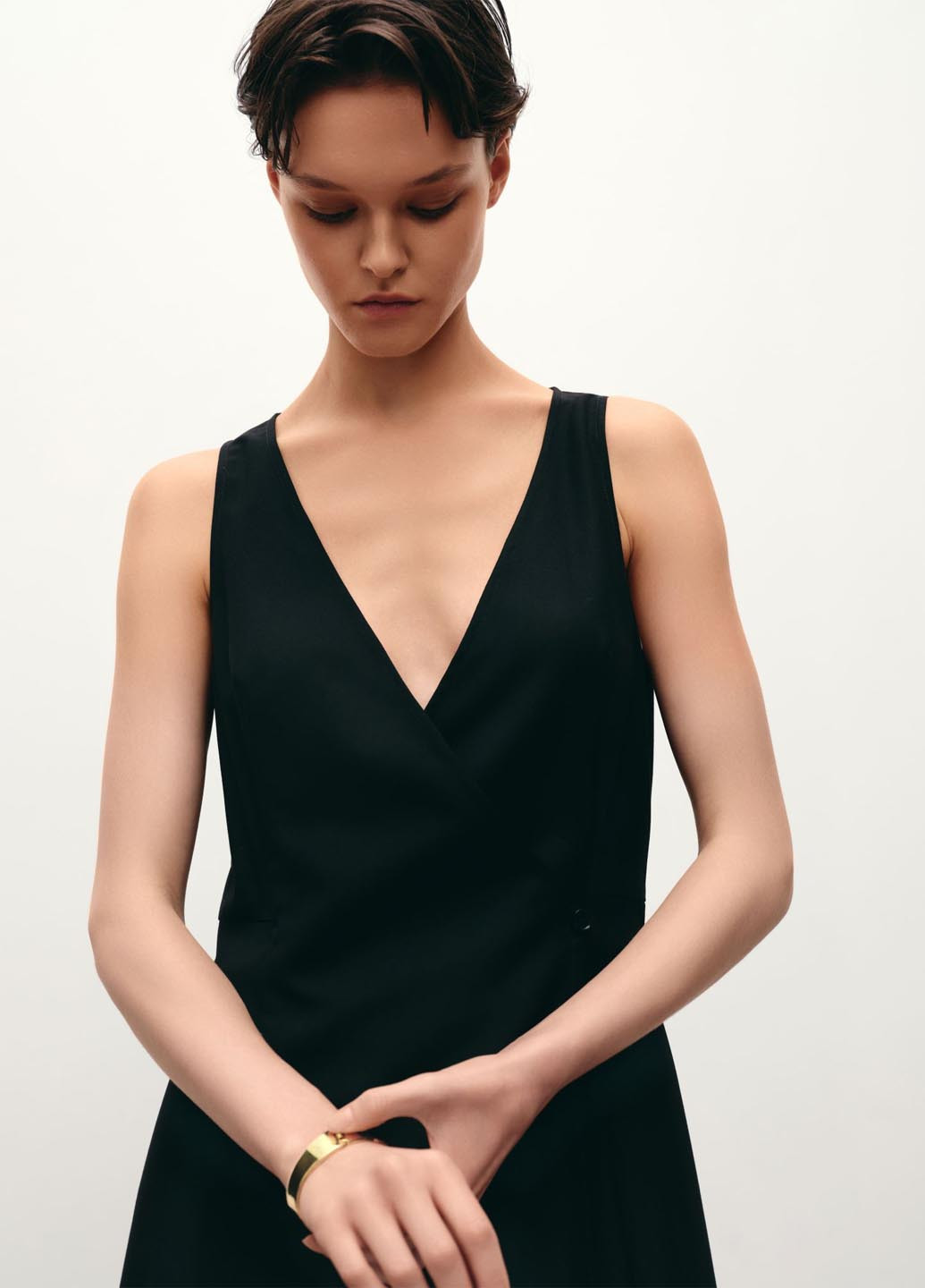 Черное кэжуал платье на запах JUL однотонное