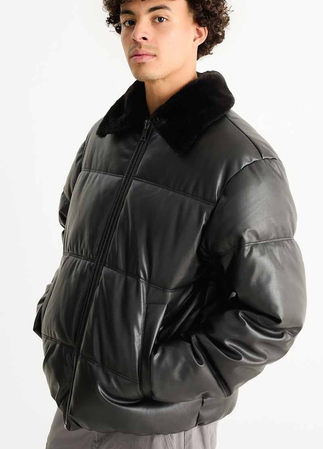 Чорна демісезонна куртка C&A