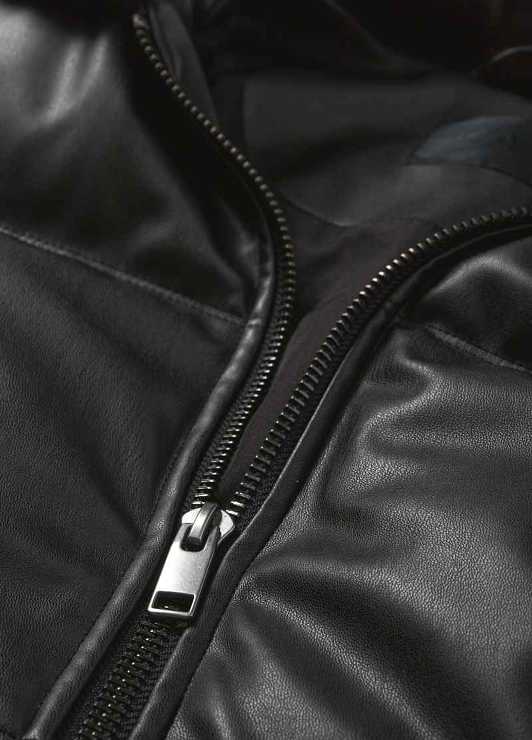 Чорна демісезонна куртка C&A