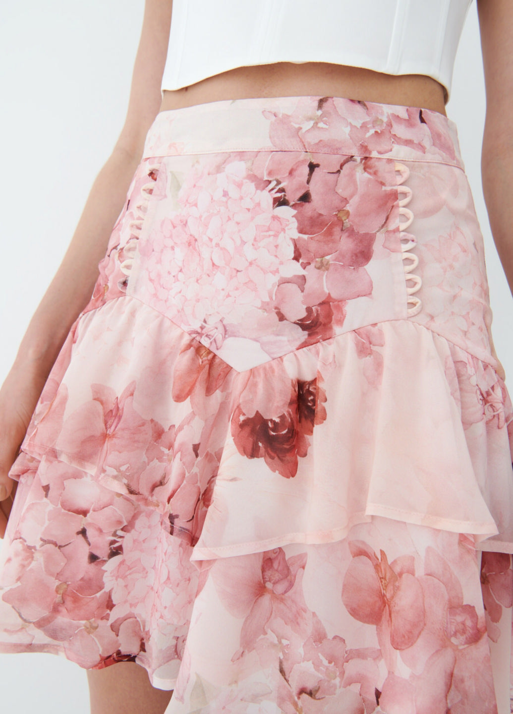Розовая кэжуал цветочной расцветки юбка Mohito клешированная
