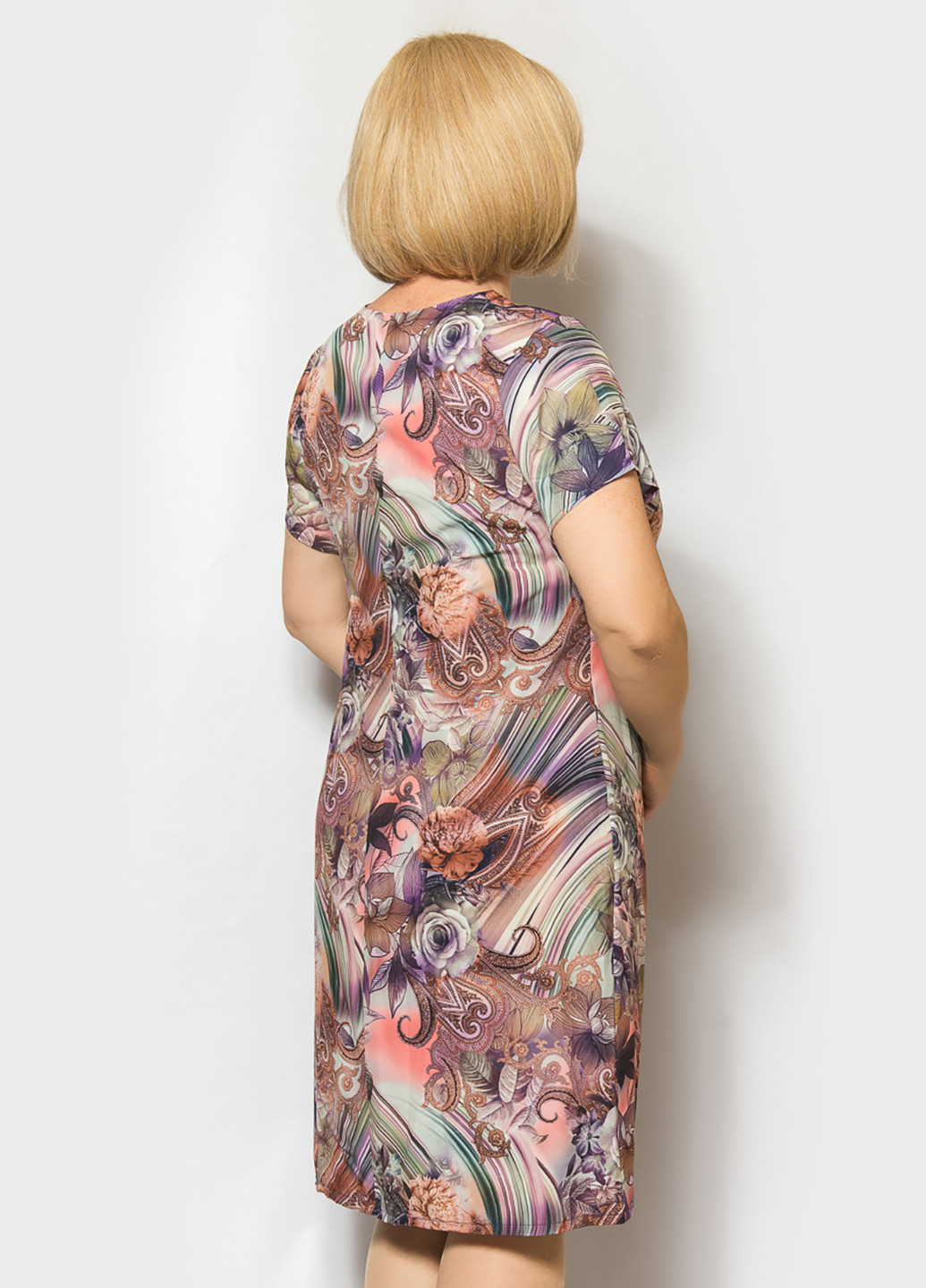 Сиреневое кэжуал платье на запах LibeAmore с абстрактным узором