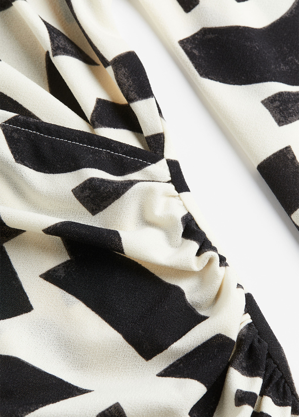 Черно-белое кэжуал платье на запах H&M с абстрактным узором