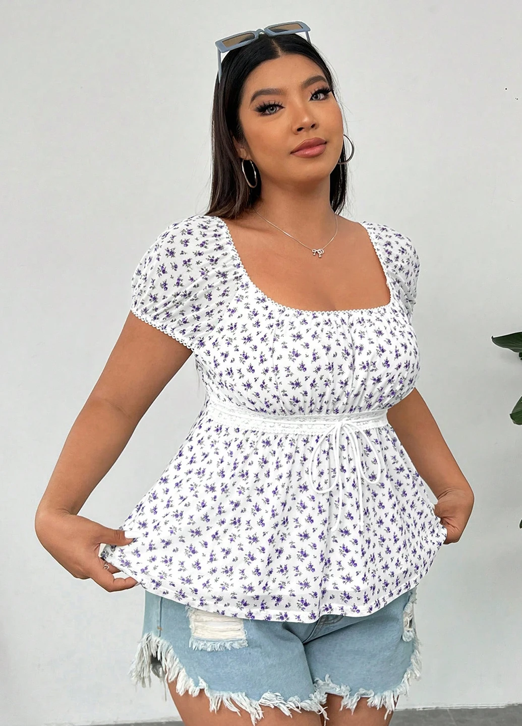 Біла блуза з баскою SHEIN