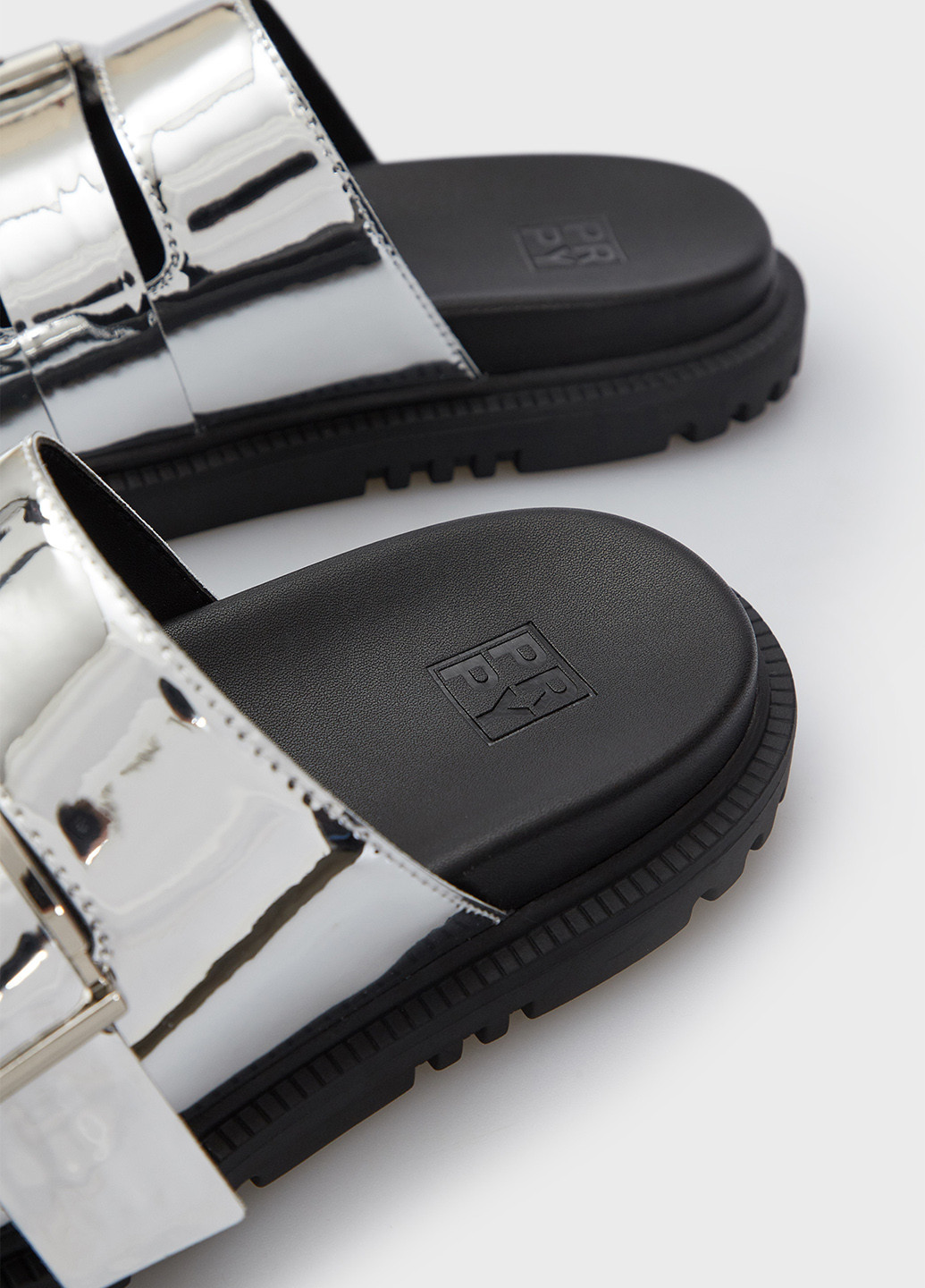 Серебряные шлепанцы PRPY лаковые, с пряжкой