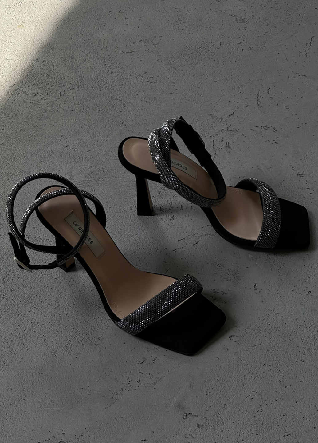Черные боссоножки Le'BERDES с ремешком со стразами