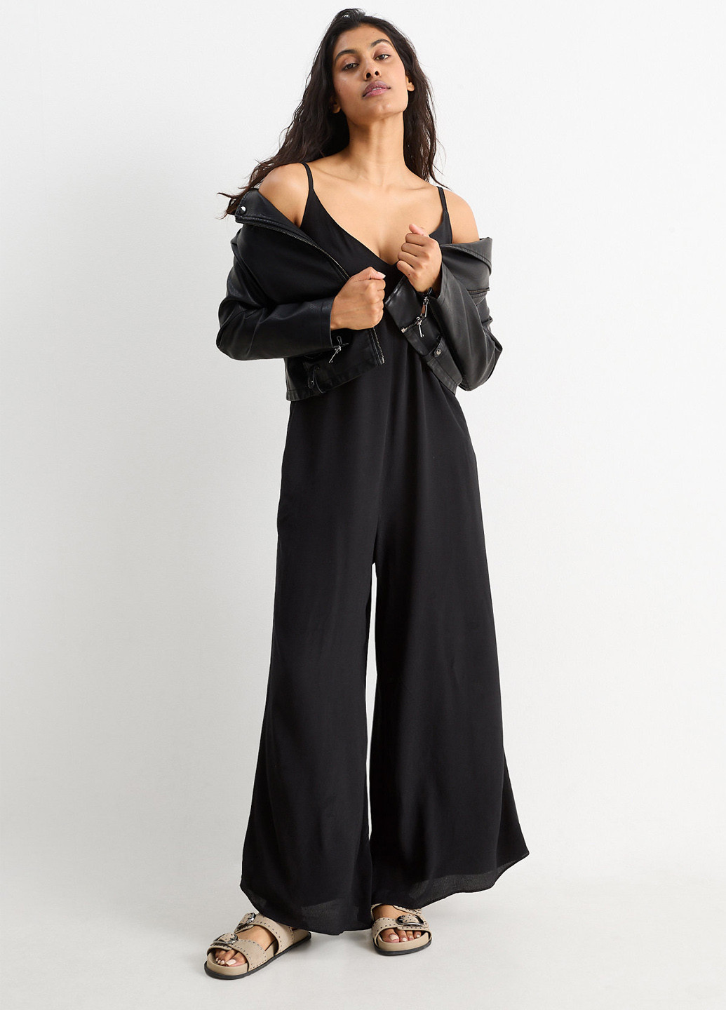 Комбинезон C&A комбинезон-брюки однотонный чёрный кэжуал вискоза