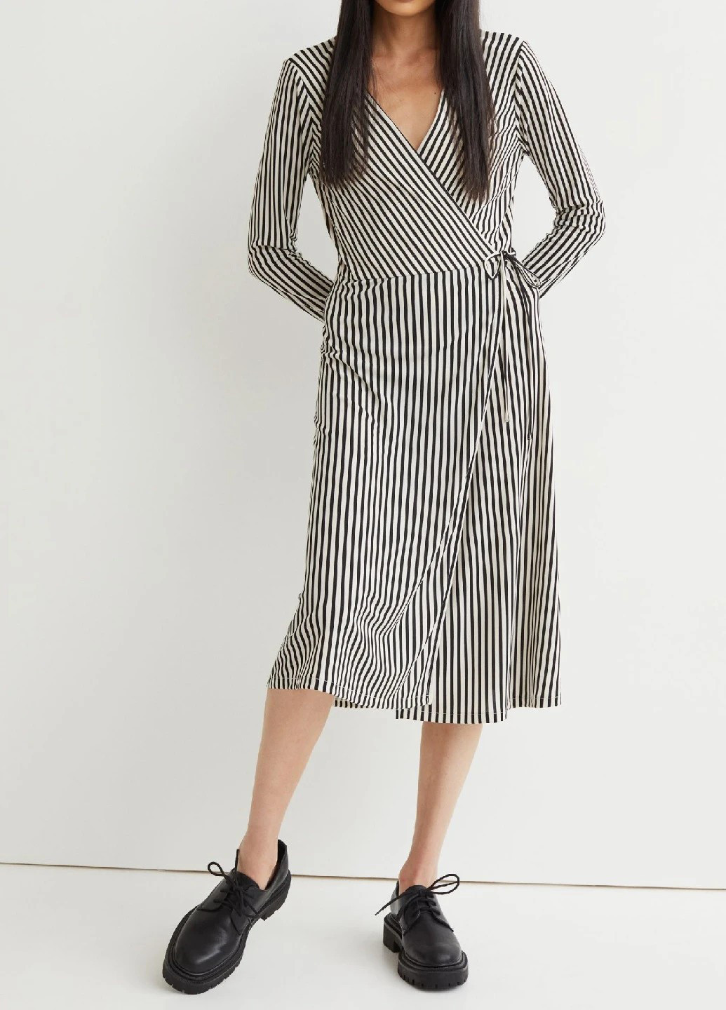 Чорно-білий кежуал сукня на запах H&M в смужку