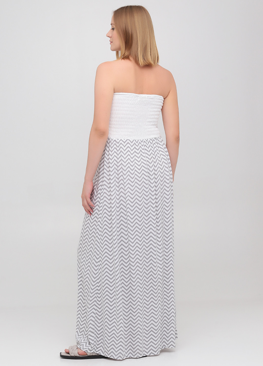 Белое кэжуал платье с открытыми плечами No Brand с геометрическим узором