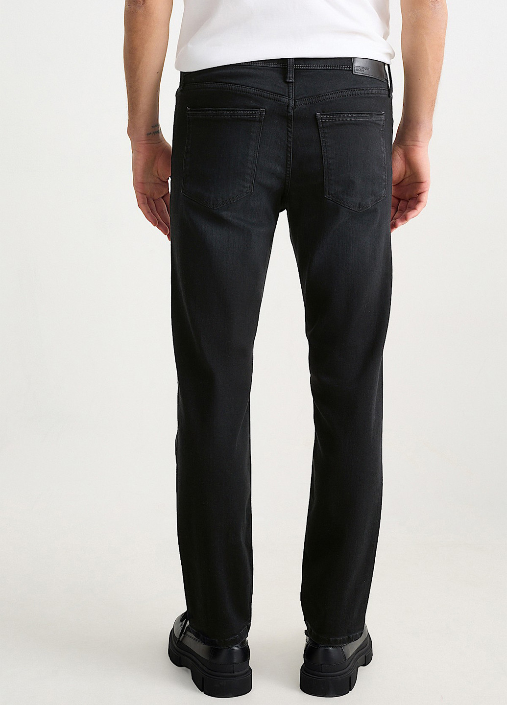 Черные демисезонные зауженные джинсы C&A