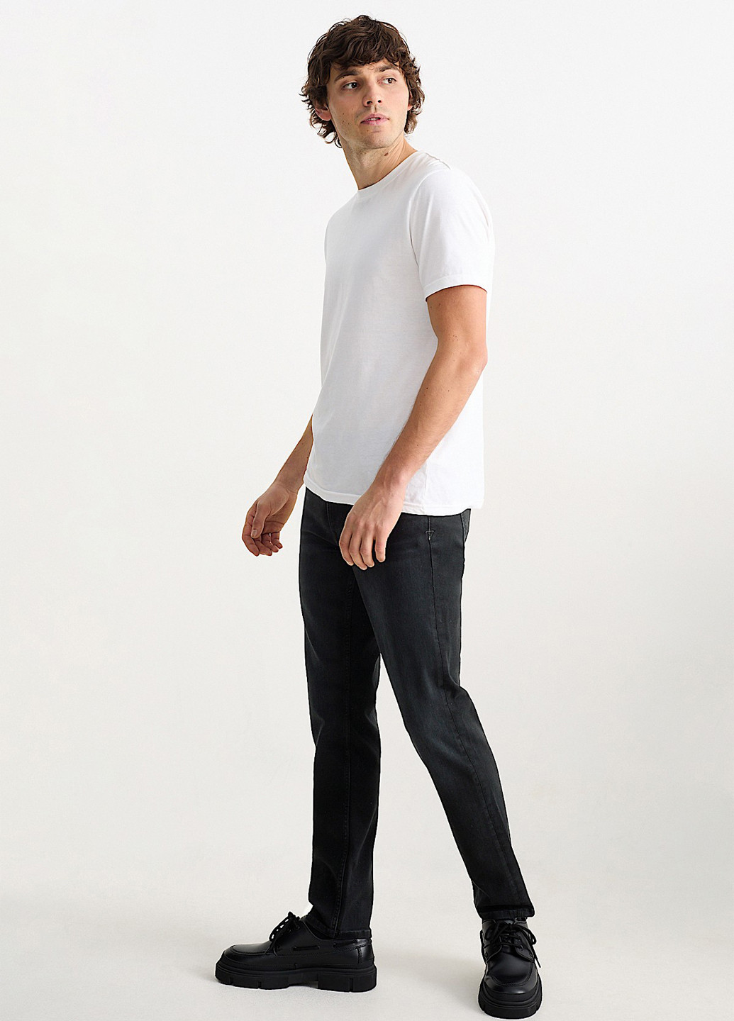 Черные демисезонные зауженные джинсы C&A