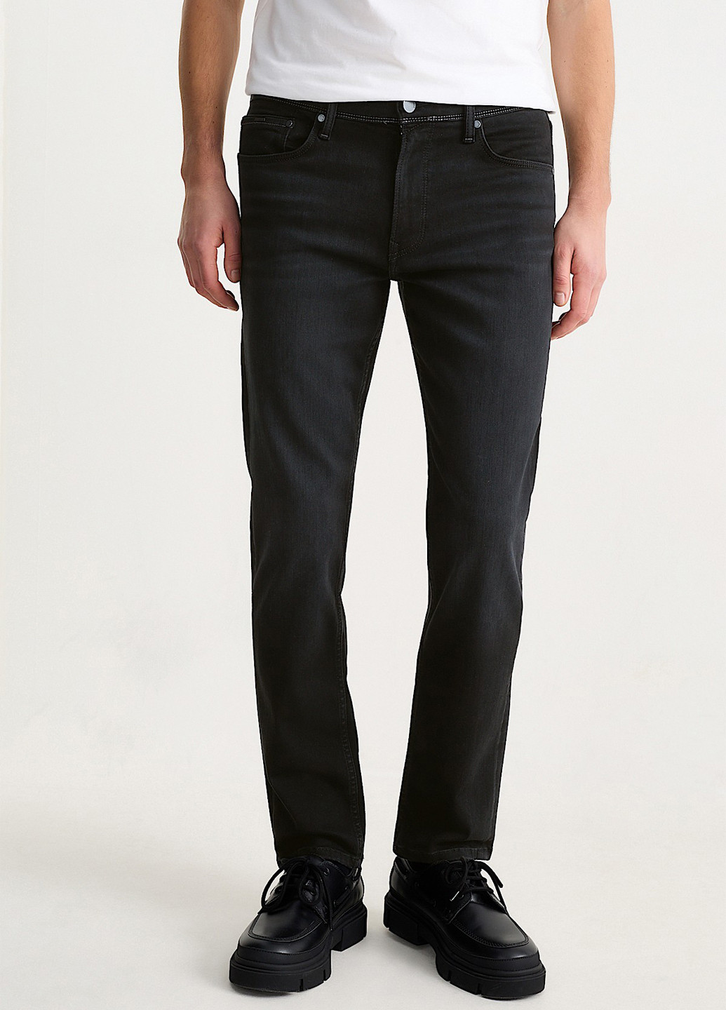Черные демисезонные зауженные джинсы C&A