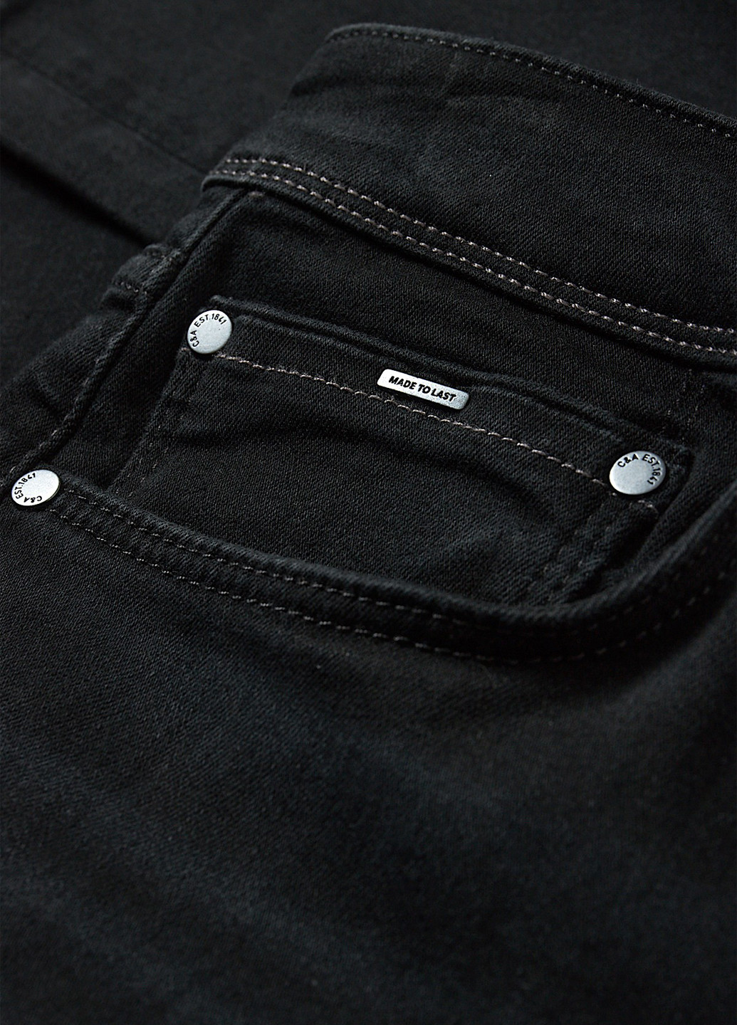 Черные демисезонные зауженные джинсы C&A
