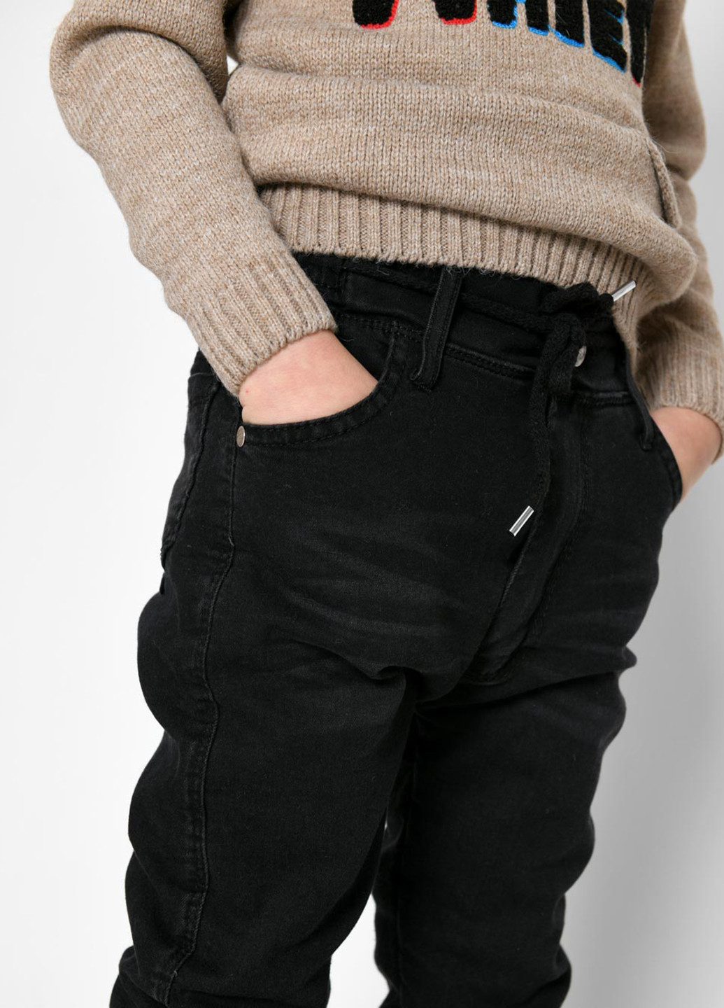 Черные демисезонные зауженные джинсы Carica
