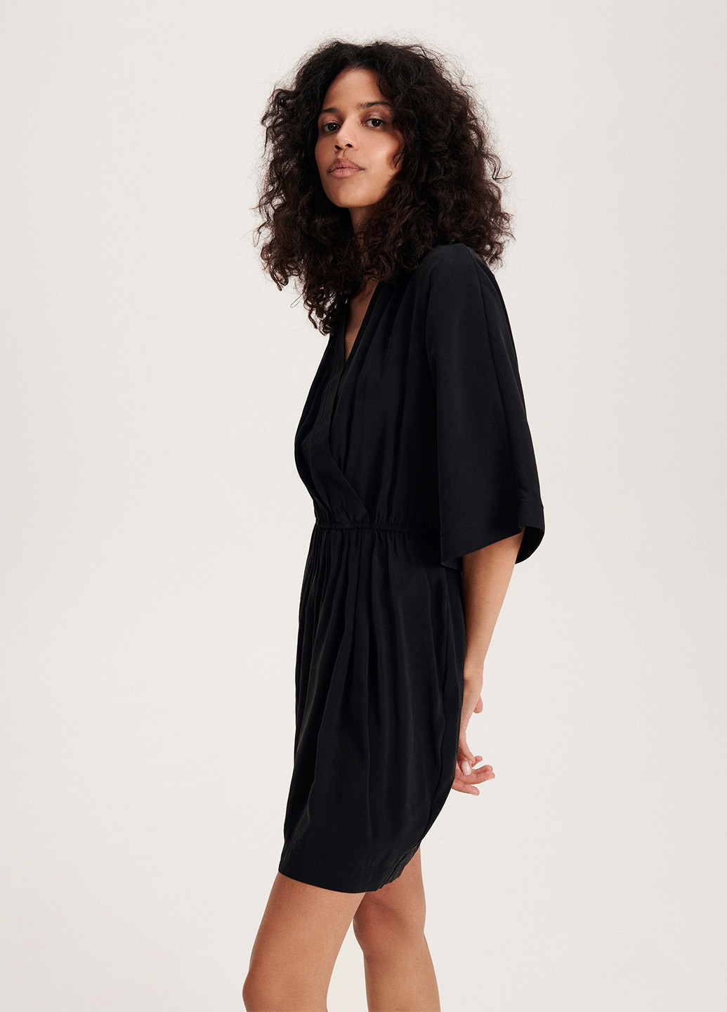 Черное кэжуал платье Reserved однотонное