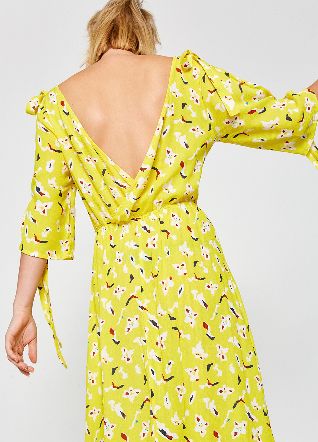 Желтое кэжуал платье с открытой спиной KOTON с абстрактным узором