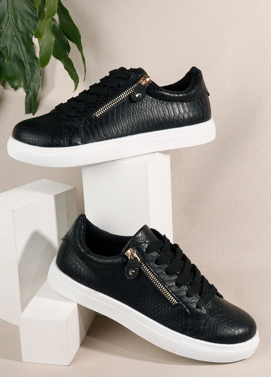 Чорні кросівки SHEIN