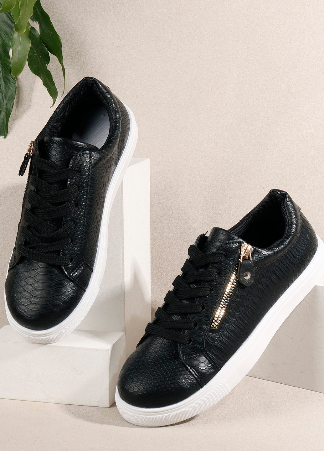 Чорні кросівки SHEIN