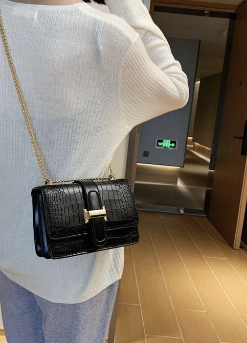 Жіноча класична сумка 3085 рептилія через плече крос-боді на товстому ланцюжку чорна NoName (251204061)