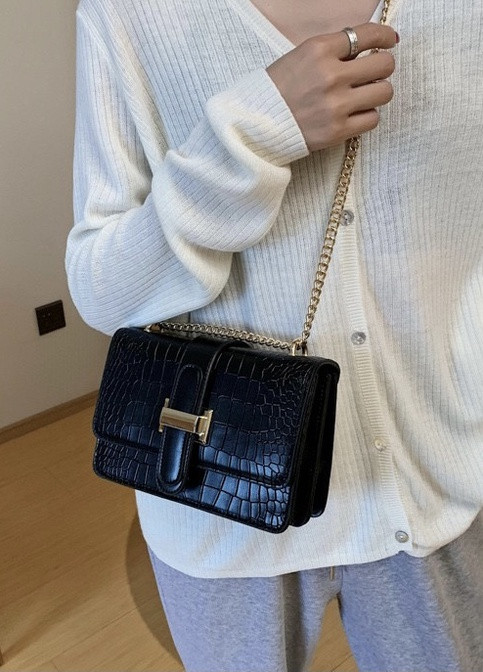 Жіноча класична сумка 3085 рептилія через плече крос-боді на товстому ланцюжку чорна NoName (251204061)