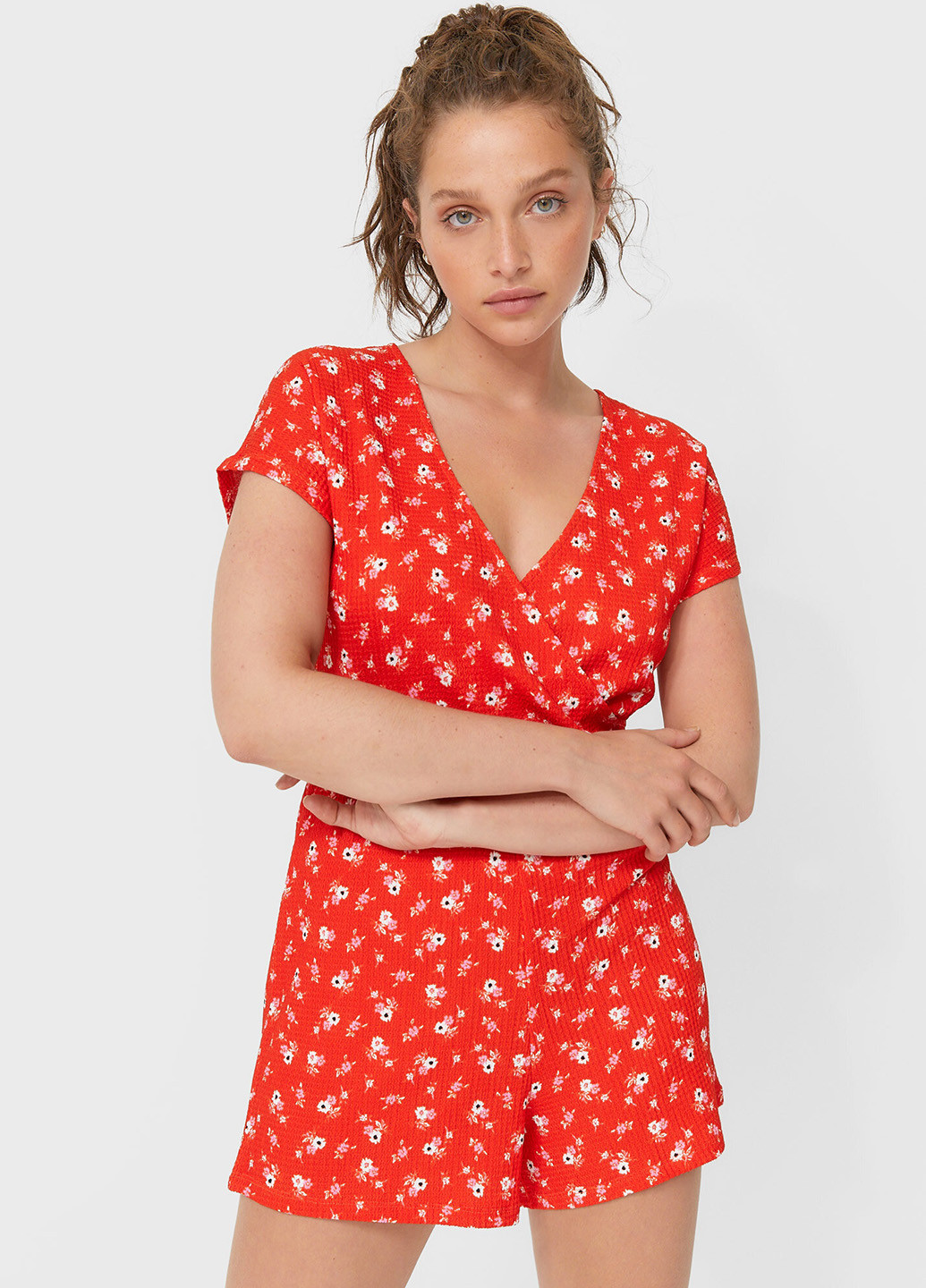 Комбинезон Stradivarius комбинезон-шорты цветочный красный кэжуал полиэстер