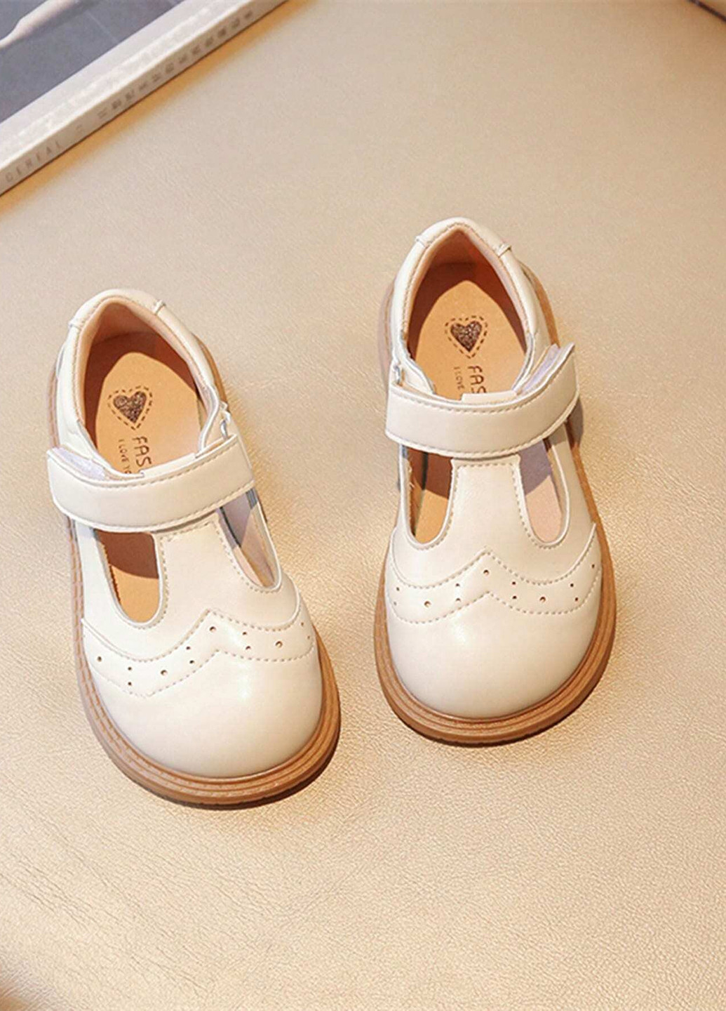 Белые туфли на низком каблуке SHEIN