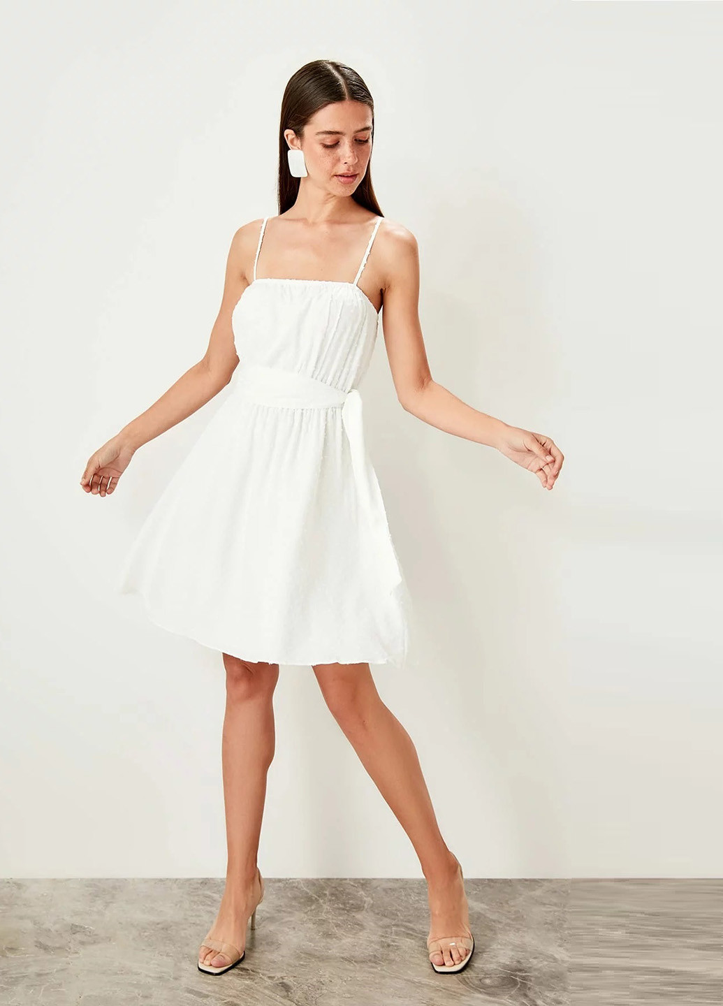 Белое коктейльное платье клеш Trendyol однотонное