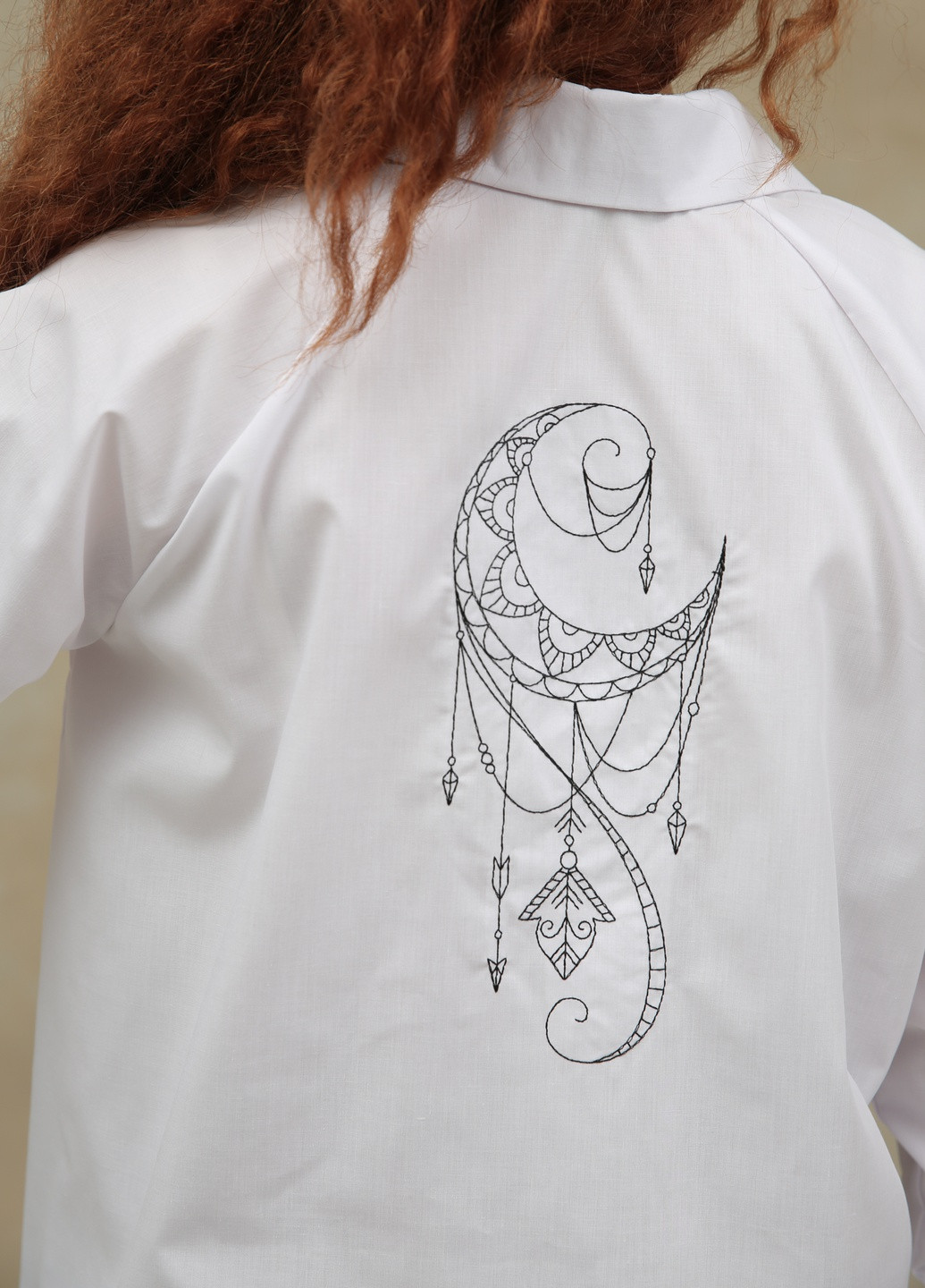 Белая демисезонная белая блуза - туника с рукавом реглан 3/4, с вышивкой "мандала луна" INNOE Блуза с вышивкой