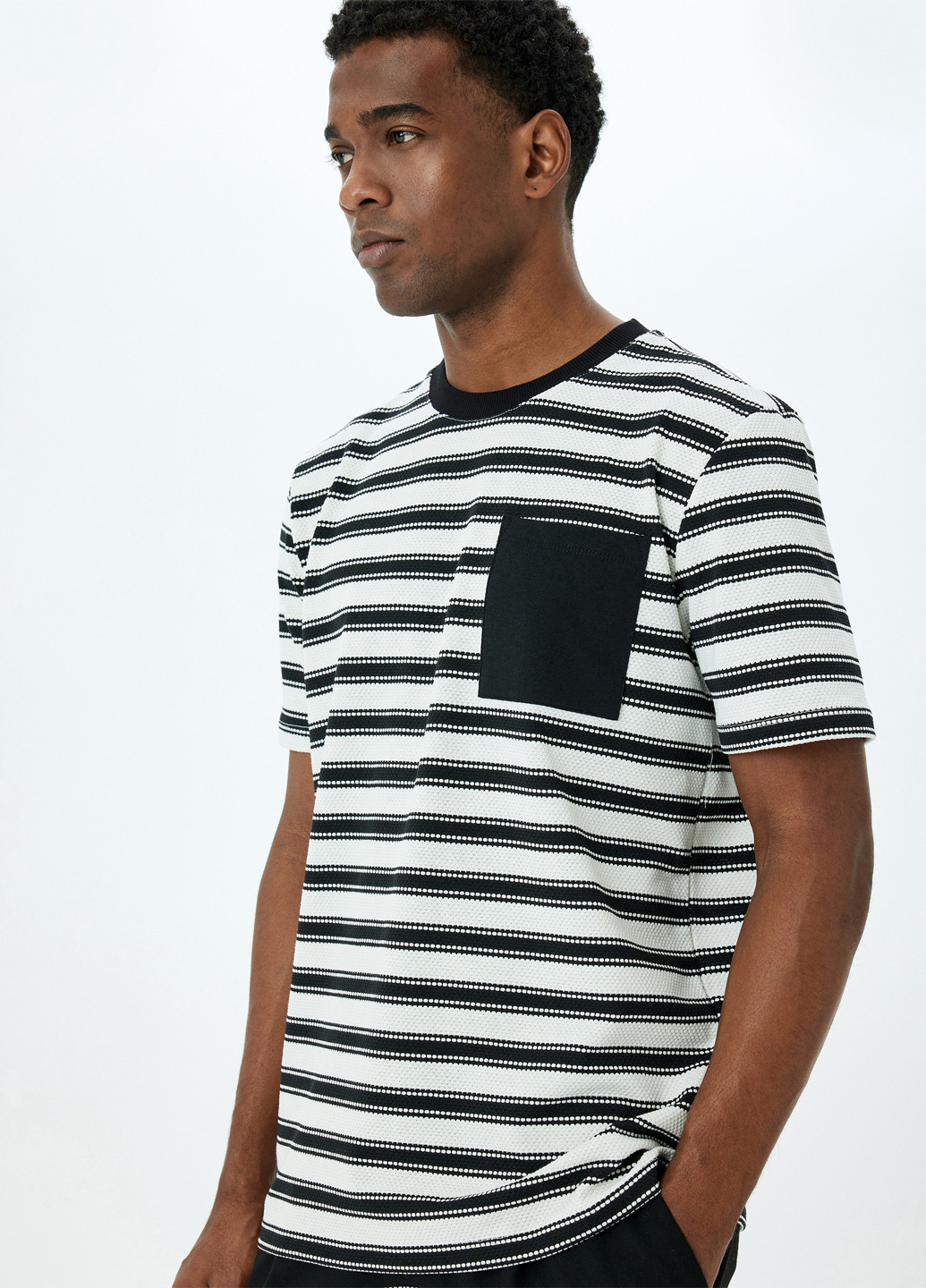 Чорно-біла футболка KOTON