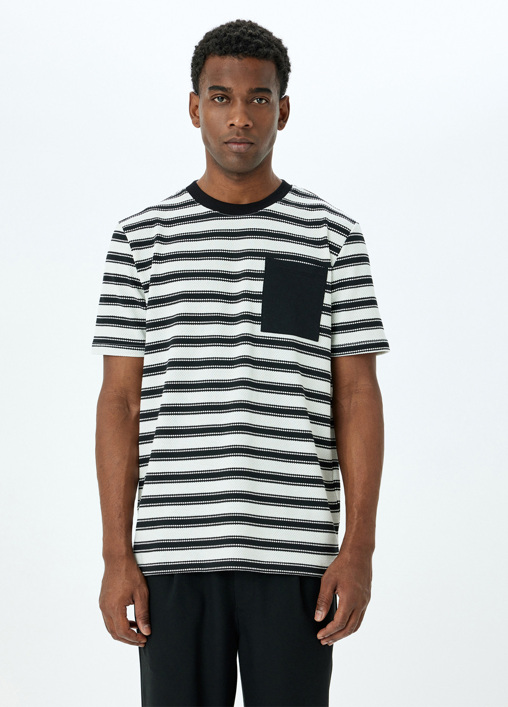 Чорно-біла футболка KOTON