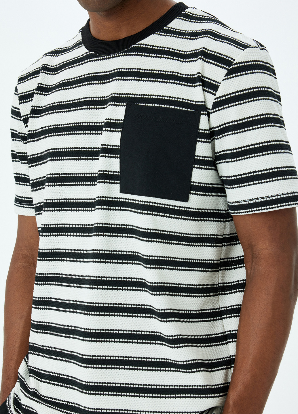 Чорно-біла футболка KOTON