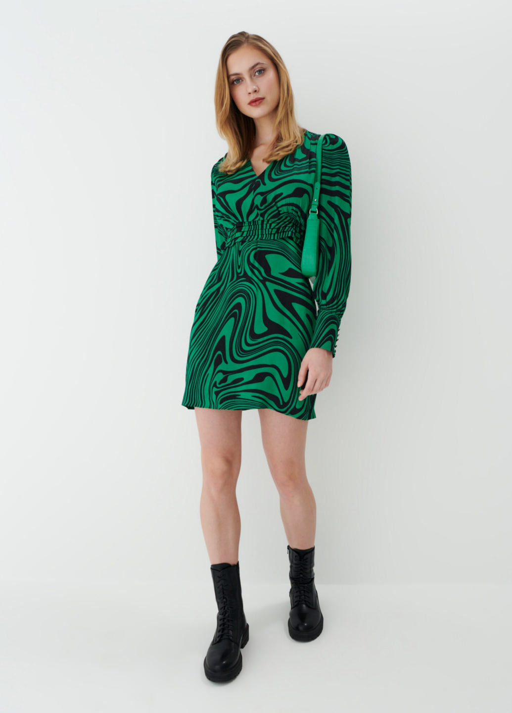 Зеленое кэжуал платье Mohito с абстрактным узором