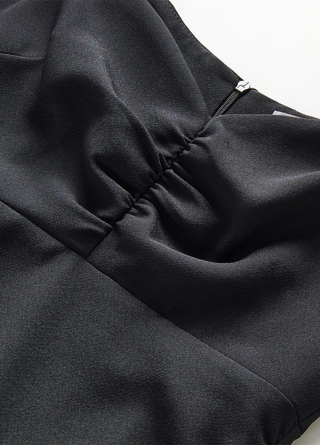 Черное коктейльное платье с открытыми плечами Reserved однотонное