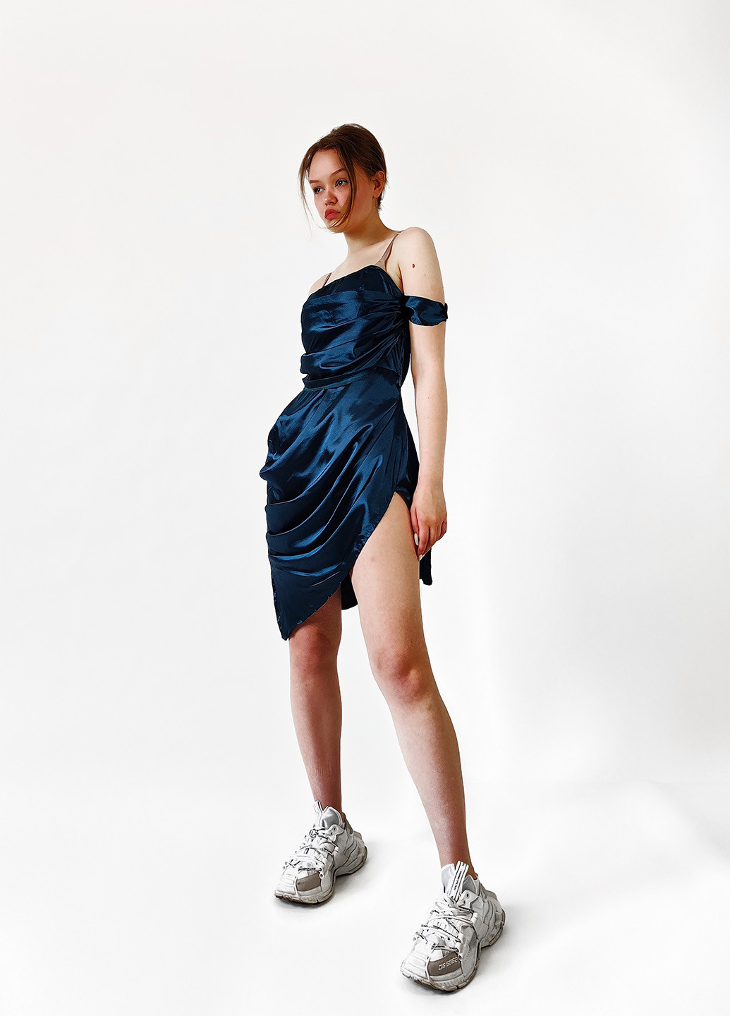 Темно-синее кэжуал платье с открытыми плечами PrettyLittleThing однотонное
