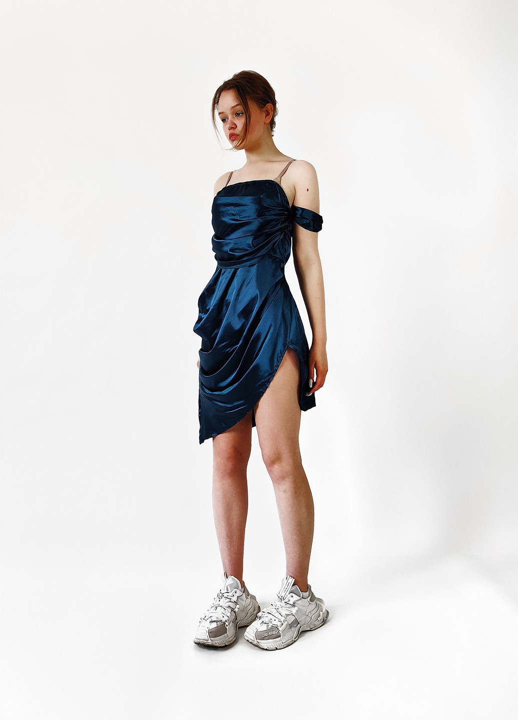Темно-синее кэжуал платье с открытыми плечами PrettyLittleThing однотонное