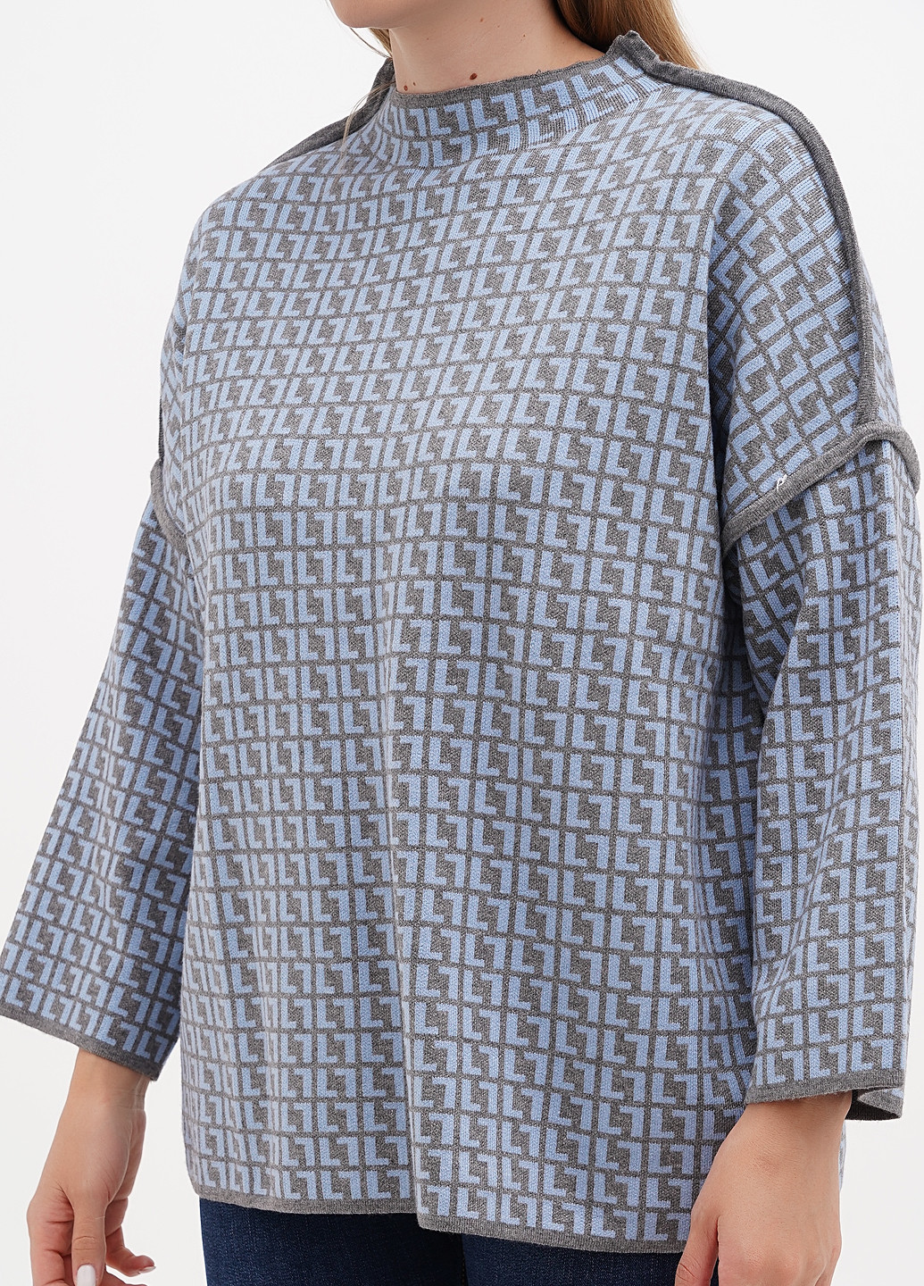 Серый демисезонный свитер Kiss Me