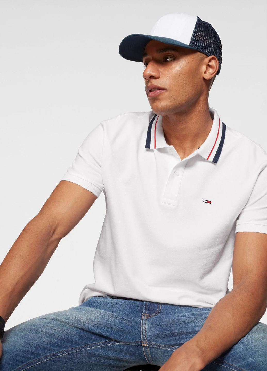 Белая футболка-поло для мужчин Tommy Jeans с логотипом