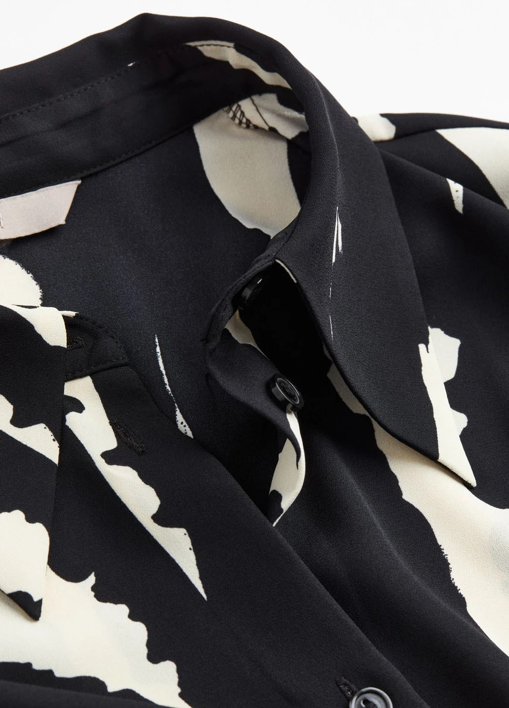 Черно-белое кэжуал платье рубашка H&M с абстрактным узором