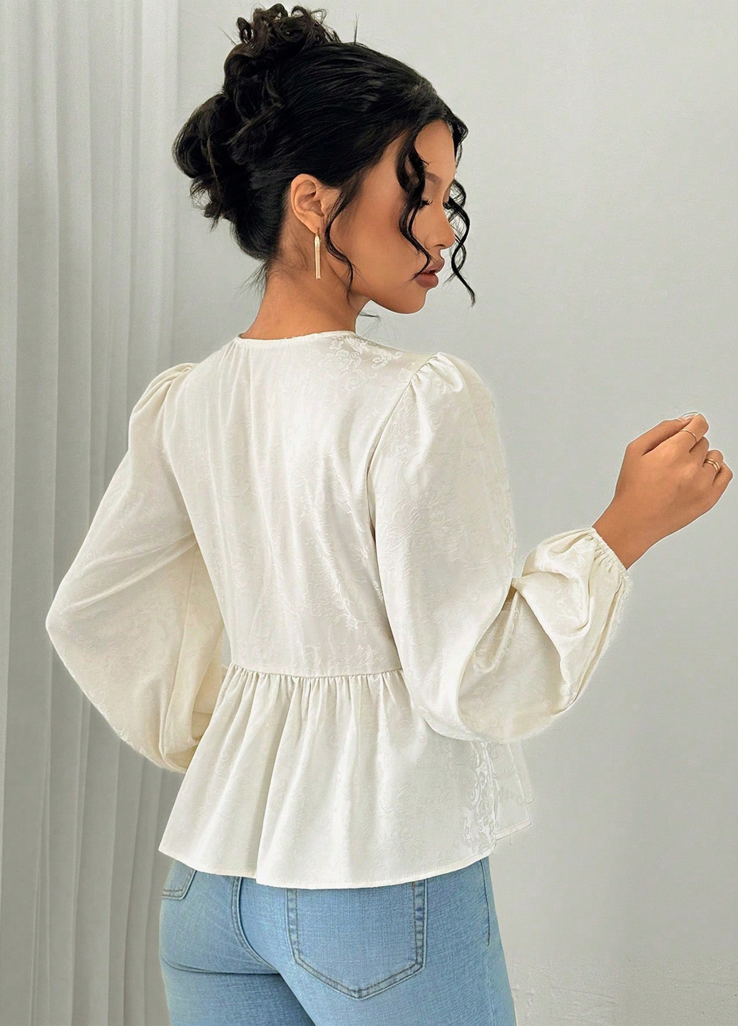 Кремова блуза з баскою SHEIN