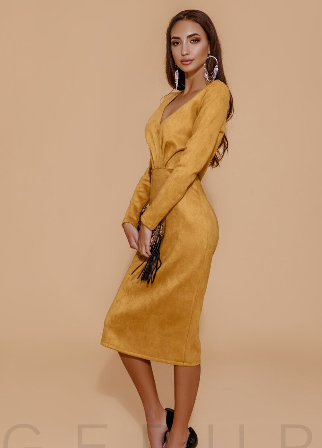 Желтое деловое замшевое платье медового оттенка Gepur однотонное