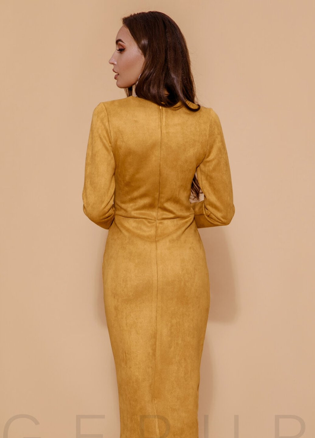 Желтое деловое замшевое платье медового оттенка Gepur однотонное