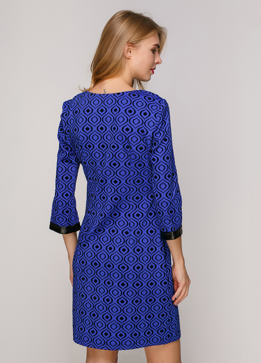 Синее кэжуал платье футляр Sassofono Club с геометрическим узором