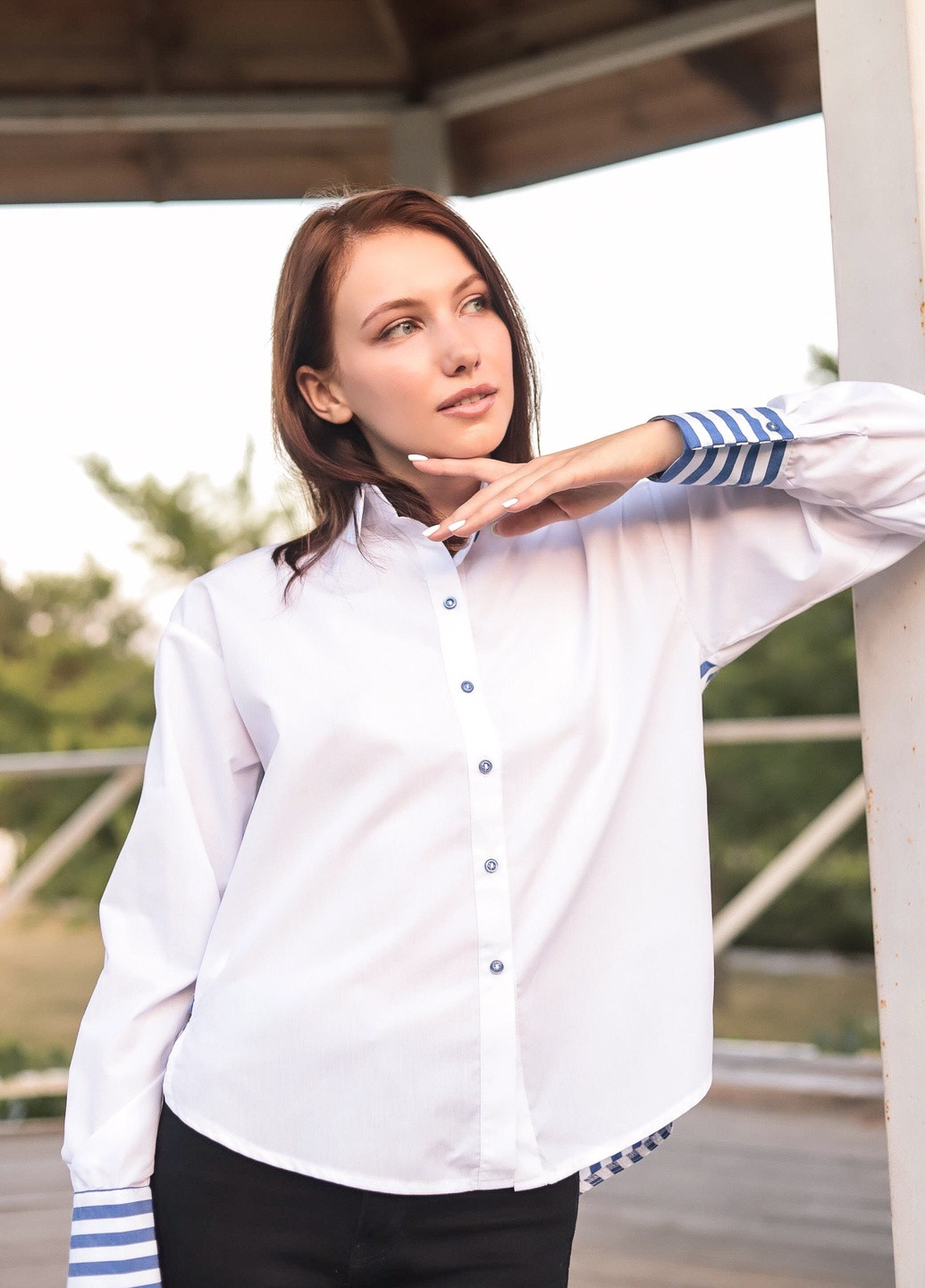 Белая демисезонная рубашка белая классическая с отделкой из полосатой ткани INNOE Белая блуза