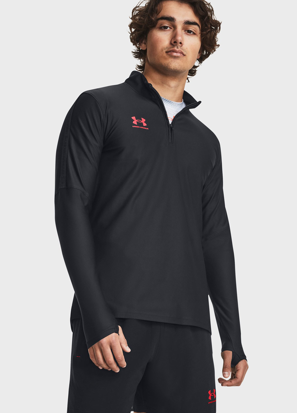 Черный демисезонный спортивный лонгслив Under Armour с логотипом