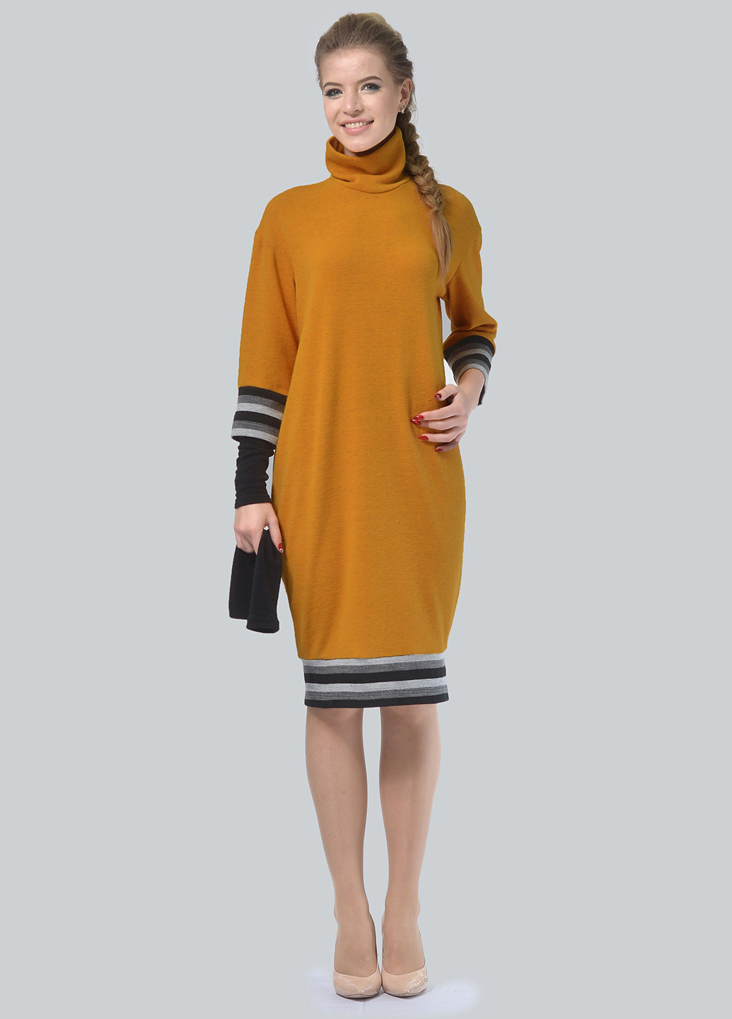 Горчичное кэжуал платье платье-свитер Agata Webers в полоску