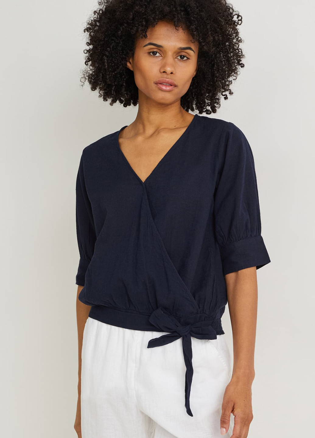 Тёмно-синяя блуза с баской C&A