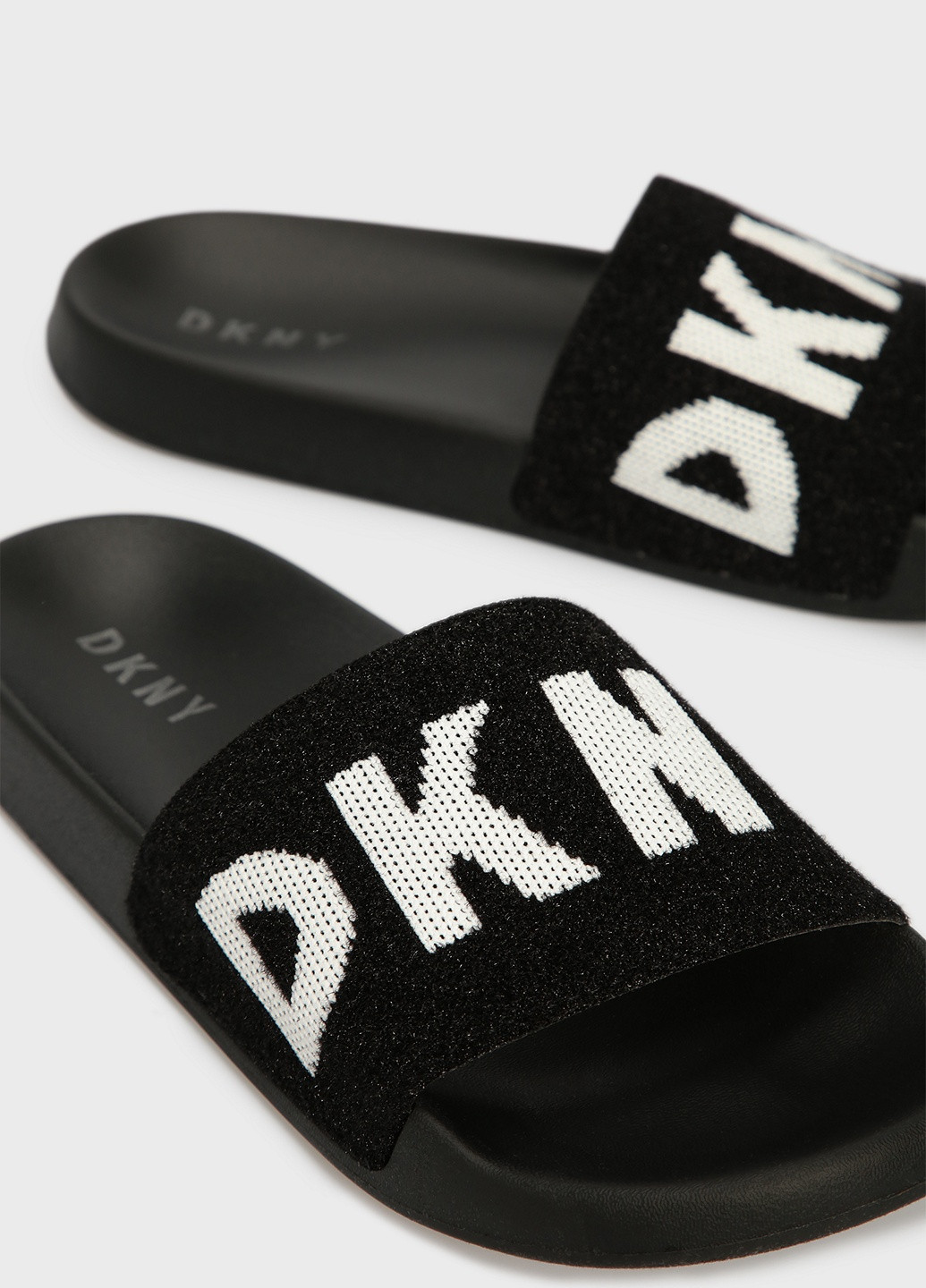 Черные шлепанцы DKNY