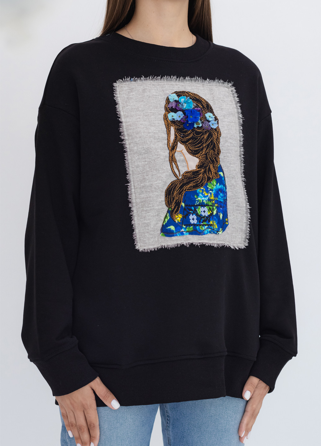 Чорний світшот Nora Kvittin однотонний нашивки, аплікація, вишивка (301079938)