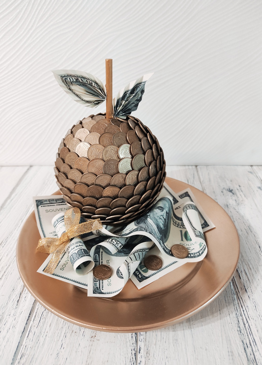 Сувенір статуетка Яблуко з монетами на золотій тарілці з доларами ручна робота хендмейд подарунок SuvenirPodarokZP (253750848)
